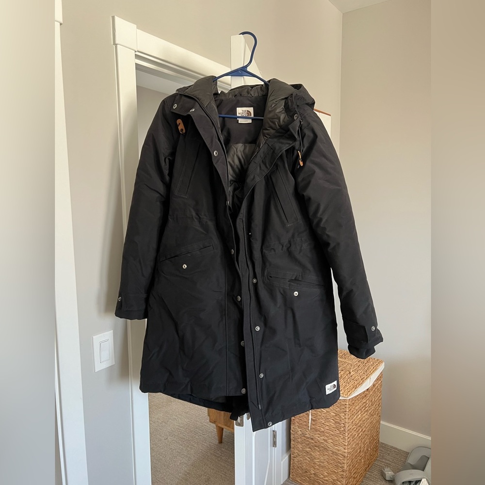 North Face Women’s Snow Down Parka in black. Size M